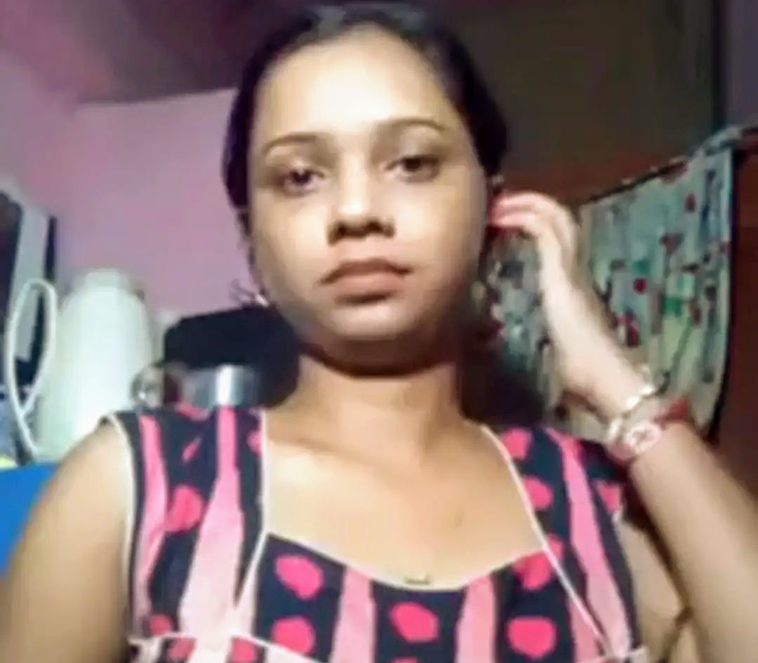 Desi Bhabhi showing her huge boobs nude video